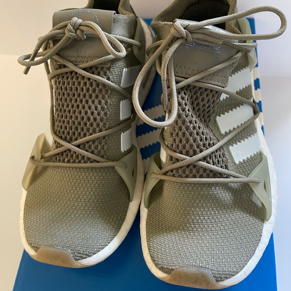 Women’s size 6 Adidas Arkyn